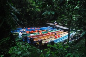 Turistára várva a Terikán-folyó partján