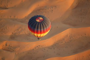 Hőlégballonnal a dűnék felett