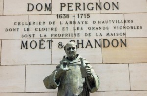 Dom Perignon szobra
